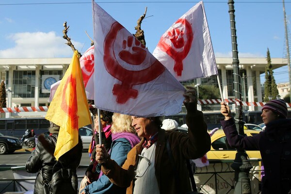 Γυναίκες εναντίον Τραμπ: Ογκώδεις διαδηλώσεις σε Ουάσινγκτον και χώρες του κόσμου για την «Πορεία των Γυναικών»