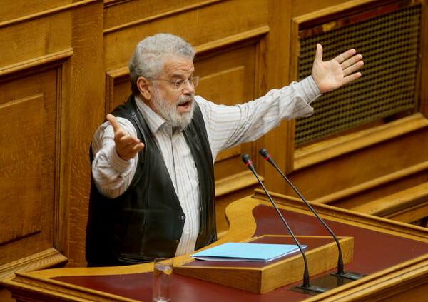 Ο Μανιός του ΣΥΡΙΖΑ στη Βουλή: Παρακαλώ κύριοι συνάδελφοι, γιατί πεινάω κιόλας...»
