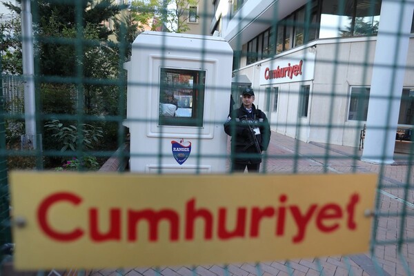 Τουρκία: Συνελήφθη ο διευθυντής της ηλεκτρονικής έκδοσης της εφημερίδας Cumhuriyet