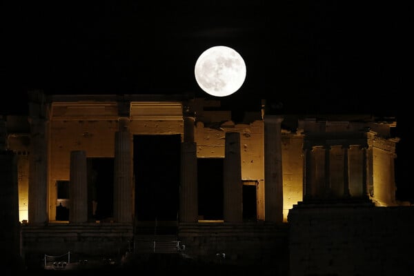 2016: Η ανασκόπηση της χρονιάς μέσα από τις φωτογραφίες που εντυπωσίασαν, συγκλόνισαν και συγκίνησαν