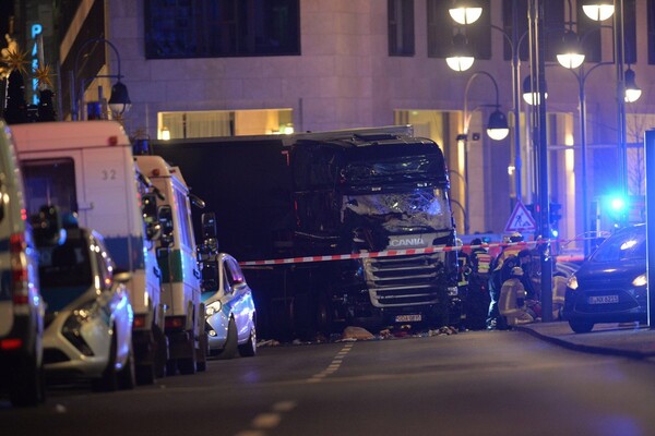 Τρόμος στο Βερολίνο και την Ευρώπη: 12 νεκροί και δεκάδες τραυματίες από την επίθεση με φορτηγό