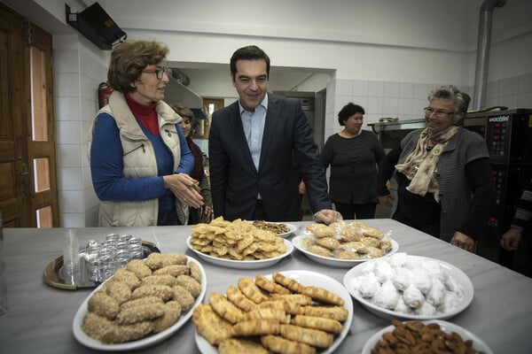 Με γευσιγνωσία ολοκλήρωσε την περιοδεία στην Κρήτη ο Τσίπρας - Δοκίμασε λάδι, ρακή και παραδοσιακούς μεζέδες