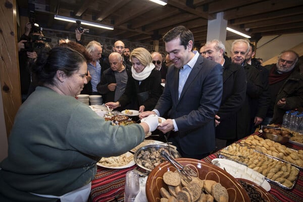 Με γευσιγνωσία ολοκλήρωσε την περιοδεία στην Κρήτη ο Τσίπρας - Δοκίμασε λάδι, ρακή και παραδοσιακούς μεζέδες