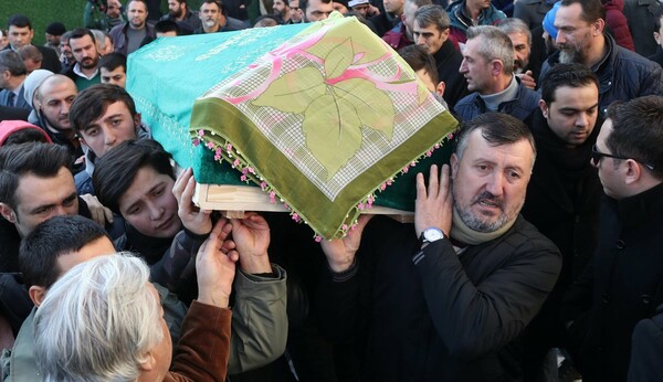 Κωνσταντινούπολη: Θρήνος στις κηδείες 23χρονου και 19χρονης που σκοτώθηκαν στην επίθεση στο Reina