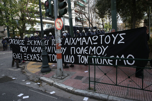 Αντιεξουσιαστές διαμαρτυρήθηκαν έξω από τα γραφεία του ΣΥΡΙΖΑ γα το παιδί της Πόλα Ρούπα