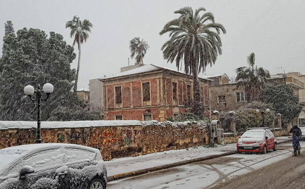 Στα λευκά μεγάλο μέρος της χώρας- Πού υπάρχουν ακόμα δυσχέρειες στην κυκλοφορία