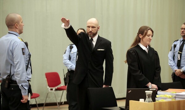 Νορβηγία: Ναζιστικός χαιρετισμός από τον Μπρέιβικ μέσα στο δικαστήριο