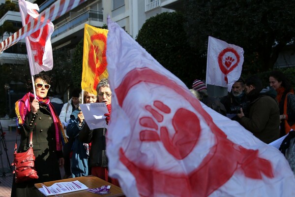 Γυναίκες εναντίον Τραμπ: Ογκώδεις διαδηλώσεις σε Ουάσινγκτον και χώρες του κόσμου για την «Πορεία των Γυναικών»