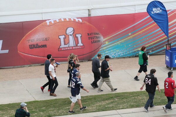 Η Αμερική στον ρυθμό του Super Bowl - H Gaga μέσα στο γήπεδο, οι παίχτες ετοιμάζονται και χιλιάδες φανς καταφθάνουν στο Χιούστον