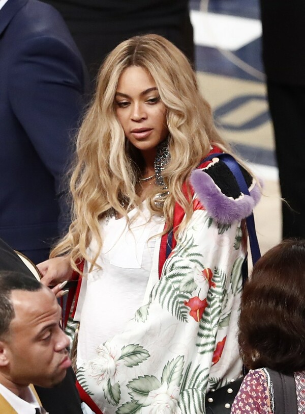 H Beyonce απολαμβάνει το σόου του Αντετοκούνμπο και τους σταρ του ΝΒΑ από τις πρώτες θέσεις