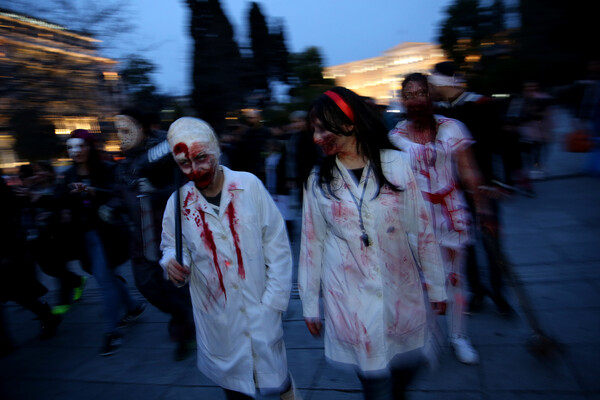 Zombie Walk Athens 2017: Οι Αθηναίοι διασκεδάζουν ντυμένοι ζόμπι και σπέρνουν τον τρόμο στο κέντρο της πόλης