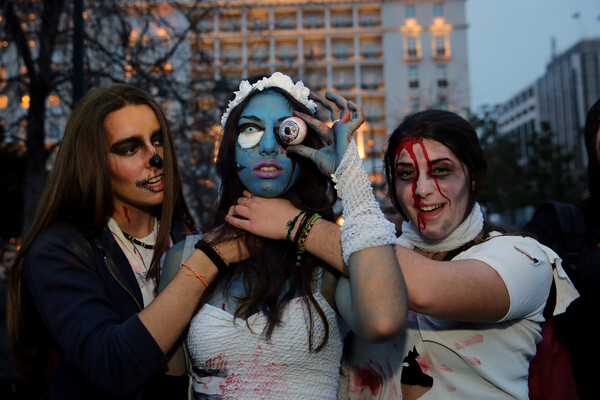 Zombie Walk Athens 2017: Οι Αθηναίοι διασκεδάζουν ντυμένοι ζόμπι και σπέρνουν τον τρόμο στο κέντρο της πόλης