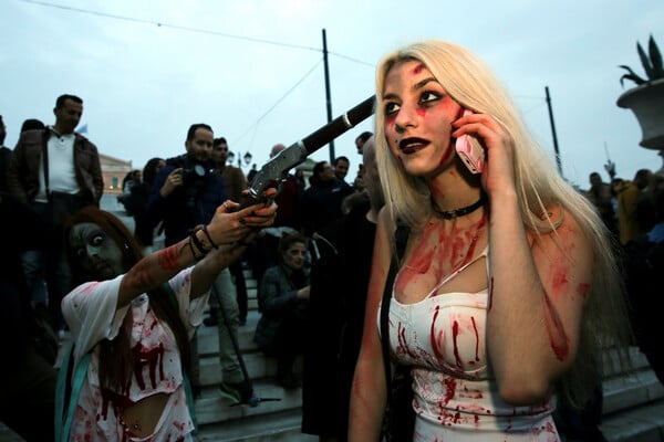 Zombie Walk Athens 2017: Οι Αθηναίοι διασκεδάζουν ντυμένοι ζόμπι και σπέρνουν τον τρόμο στο κέντρο της πόλης