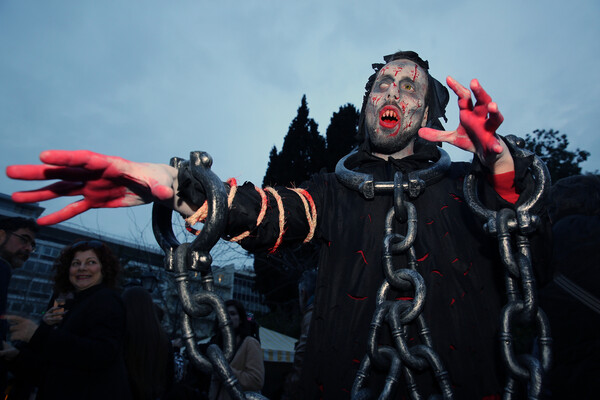 Zombie Walk Athens 2017: Οι Αθηναίοι διασκεδάζουν ντυμένοι ζόμπι και σπέρνουν τον τρόμο στο κέντρο της πόλης