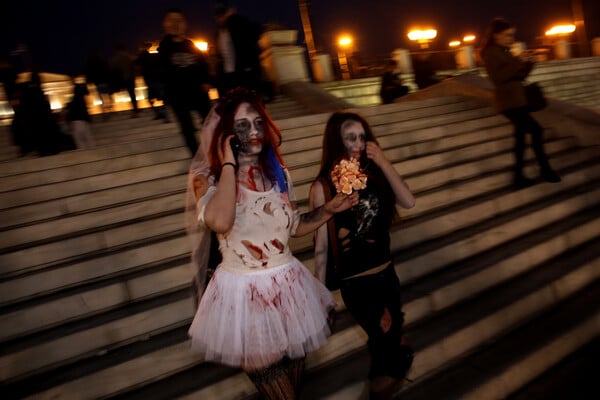 Zombie Walk Athens 2017: Οι Αθηναίοι διασκεδάζουν ντυμένοι ζόμπι και σπέρνουν τον τρόμο στο κέντρο της πόλης