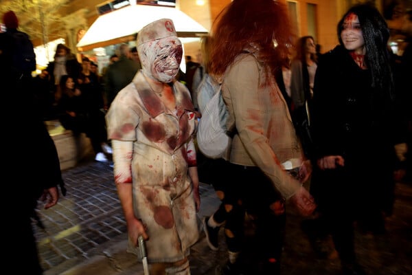 Zombie Walk Athens 2017: Οι Αθηναίοι διασκεδάζουν ντυμένοι ζόμπι και σπέρνουν τον τρόμο στο κέντρο της πόλης