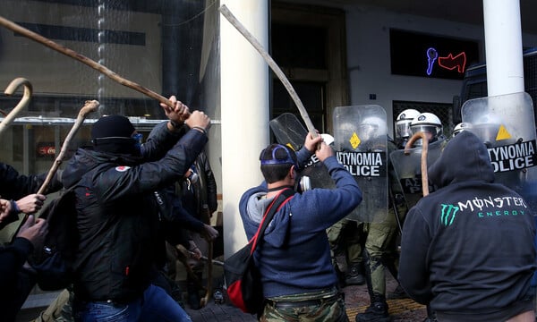 Η μάχη αγροτών της Κρήτης και ΜΑΤ στο κέντρο της Αθήνας