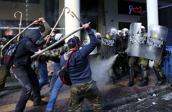 Η μάχη αγροτών της Κρήτης και ΜΑΤ στο κέντρο της Αθήνας