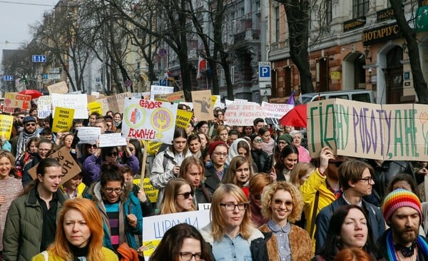 Εκατομμύρια γυναίκες στον κόσμο φωνάζουν για ισότητα, σεβασμό και αλληλεγγύη