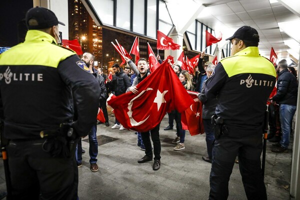 Η οργισμένη διαδήλωση Τούρκων στο Ρότερνταμ και η κλιμάκωση της κρίσης Ολλανδίας-Τουρκίας