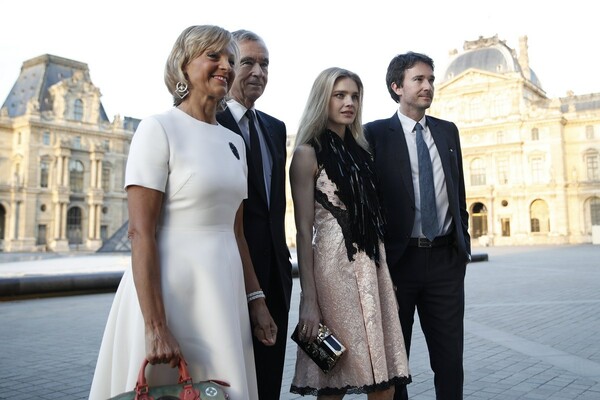 Τζένιφερ Άνιστον, Κέιτ Μπλάνσετ και διάσημοι καλεσμένοι στο Λούβρο για τον Louis Vuitton και τον Τζεφ Κουνς