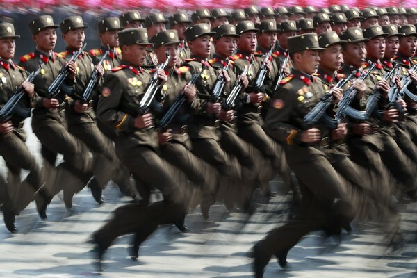 Οι πρώτες φωτογραφίες από τη μεγάλη στρατιωτική παρέλαση στη Β. Κορεά