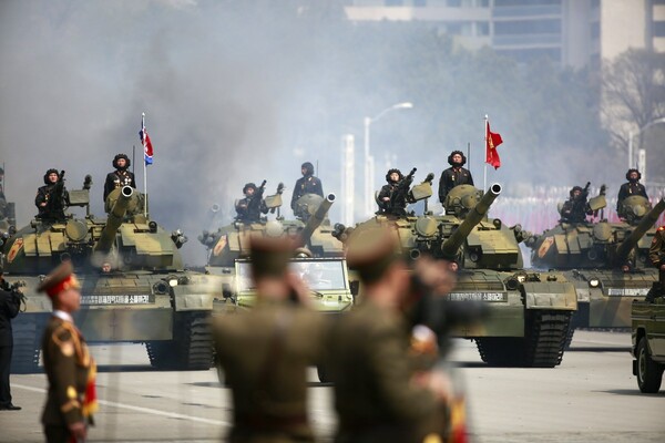 Οι πρώτες φωτογραφίες από τη μεγάλη στρατιωτική παρέλαση στη Β. Κορεά