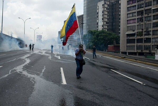Απίστευτες εικόνες από τη «μητέρα όλων των διαδηλώσεων» στη Βενεζουέλα- Νεκρός ένας φοιτητής