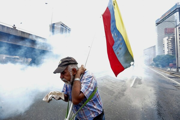 Νέα επεισόδια στη Βενεζουέλα: Η αστυνομία διαλύει με δακρυγόνα τις συγκεντρώσεις