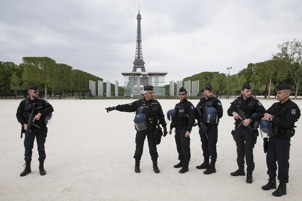 «Φρούριο» η Γαλλία ενόψει εκλογών- Πάνω από 50.000 αστυνομικοί στους δρόμους