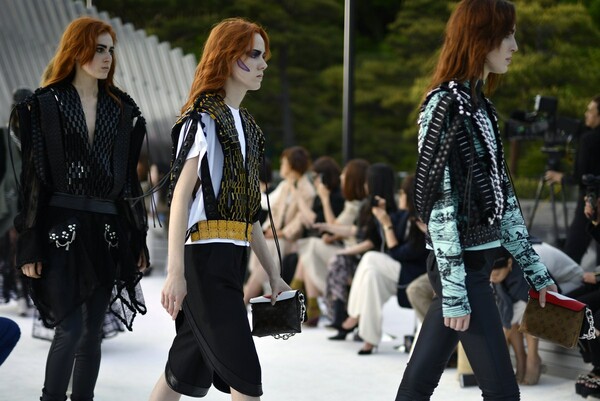 Ο οίκος Louis Vuitton παρουσίασε την συλλογή του στα βουνά της Ιαπωνίας, σε ένα διάσημο μουσείο