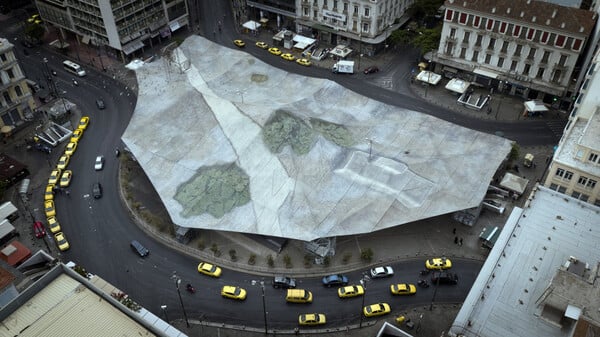 Η Ομόνοια «εξαφανίζεται» - Εντυπωσιακές φωτογραφίες από το γιγαντιαίο έργο του Γκρέγκορ Σνάιντερ στο κέντρο της Αθήνας