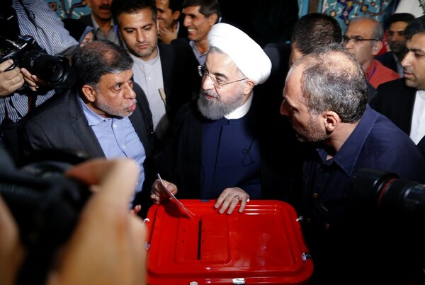 Ιράν: Ξανά Πρόεδρος ο Χασάν Ροχανί με ποσοστό 57%-Ήττα για τον σκληροπυρηνικό αντίπαλό του