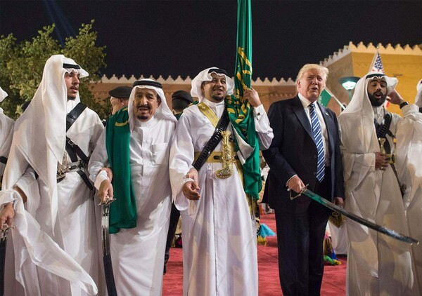 Τραμπ και Σαουδάραβες χορεύουν με σπαθιά ανά χείρας στη δεξίωση του Βασιλιά Σαλμάν (ΒΙΝΤΕΟ)