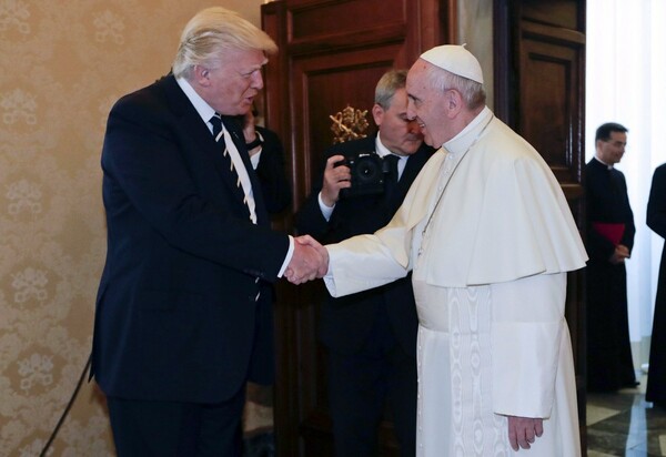 Ο Τραμπ και οι μαυροφορεμένες Μελάνια και Ιβάνκα συναντούν τον Πάπα