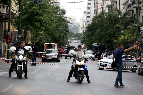 Το χρονικό της επίθεσης, μαρτυρία από αυτόπτη και φωτογραφίες από το αυτοκίνητο του Λ. Παπαδήμου μετά την έκρηξη