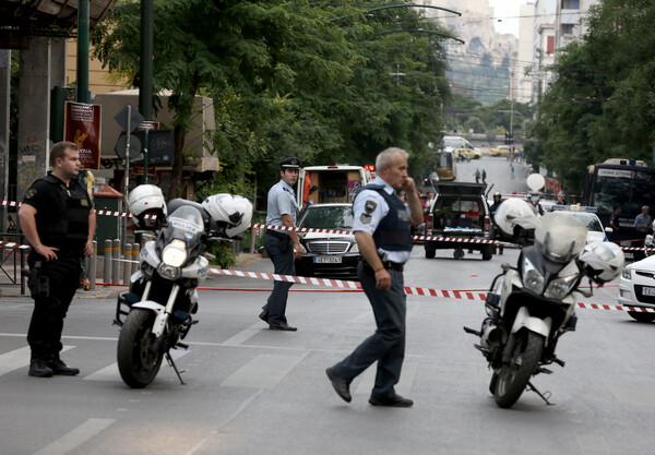 Το χρονικό της επίθεσης, μαρτυρία από αυτόπτη και φωτογραφίες από το αυτοκίνητο του Λ. Παπαδήμου μετά την έκρηξη