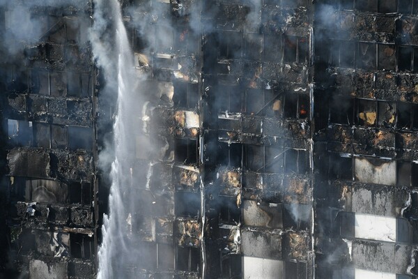 Λονδίνο: Φλέγεται ουρανοξύστης - Φόβοι για κατάρρευση, εγκλωβισμένους και θύματα