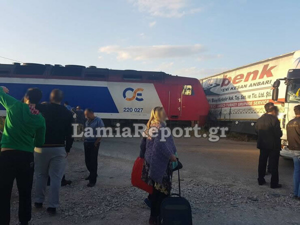 Φθιώτιδα: Τρένο συγκρούστηκε με νταλίκα