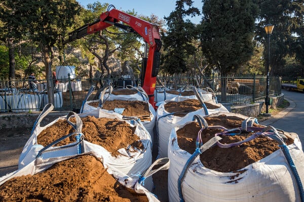 Ένας καλλιτέχνης μόλις μεταμόρφωσε το Αστεροσκοπείο Αθηνών σε έναν κήπο γεμάτο μηνύματα για την ανθρωπότητα