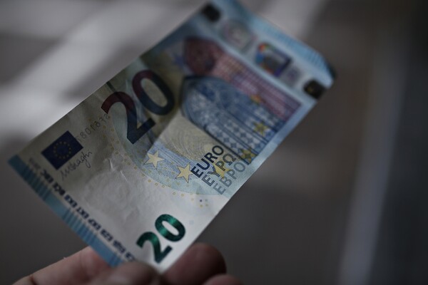 Μειώθηκαν κατά 750 εκατ. ευρώ οι καταθέσεις τον Φεβρουάριο