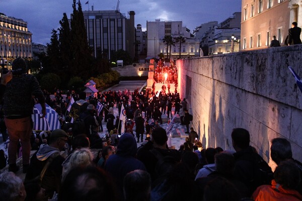 Μέσα ψηφίζουν Μνημόνιο και έξω καίνε- Φωτογραφίες από τα επεισόδια στο Σύνταγμα