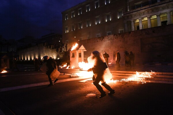 Μέσα ψηφίζουν Μνημόνιο και έξω καίνε- Φωτογραφίες από τα επεισόδια στο Σύνταγμα