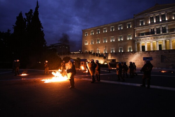 Μέσα ψηφίζουν Μνημόνιο και έξω καίνε- Φωτογραφίες από τα επεισόδια στο Σύνταγμα