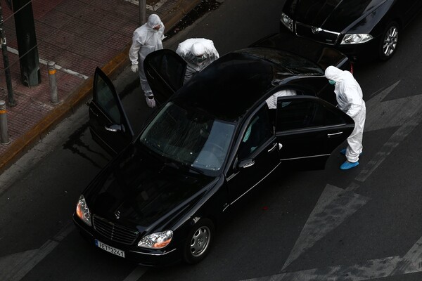Το χρονικό της επίθεσης, μαρτυρία από αυτόπτη και φωτογραφίες από το αυτοκίνητο του Λ. Παπαδήμου μετά την έκρηξη
