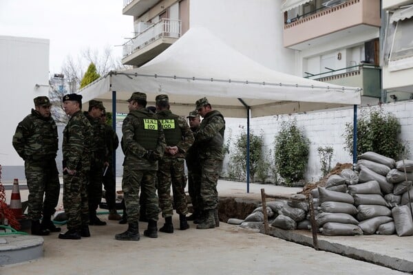 Oι πρώτες φωτογραφίες από την τεράστια επιχείρηση εκκένωσης πληθυσμού στο Κορδελιό