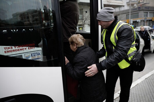 Oι πρώτες φωτογραφίες από την τεράστια επιχείρηση εκκένωσης πληθυσμού στο Κορδελιό