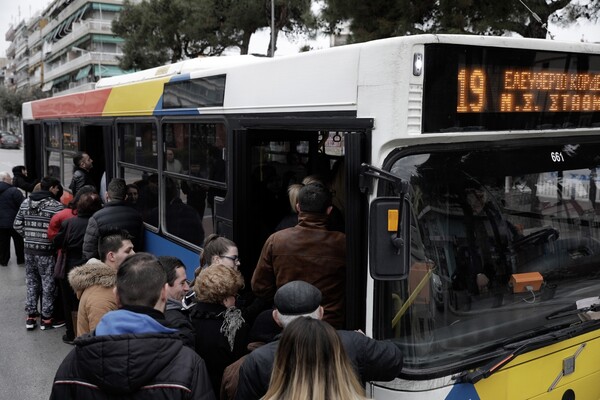 Oι πρώτες φωτογραφίες από την τεράστια επιχείρηση εκκένωσης πληθυσμού στο Κορδελιό