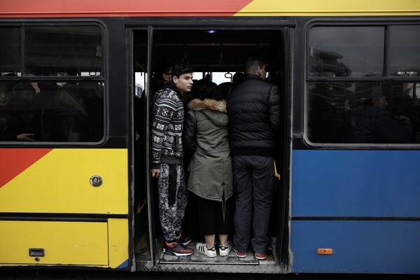 Oι πρώτες φωτογραφίες από την τεράστια επιχείρηση εκκένωσης πληθυσμού στο Κορδελιό