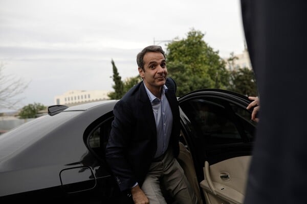 Ο Μητσοτάκης επισκέφθηκε τον Λουκά Παπαδήμο στον «Ευαγγελισμό»